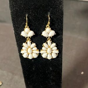 🌼Pair of white flowered pierced earrings on gold tone background